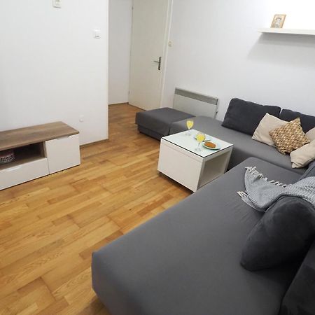 Apartment With Garden In Barbariga Ngoại thất bức ảnh